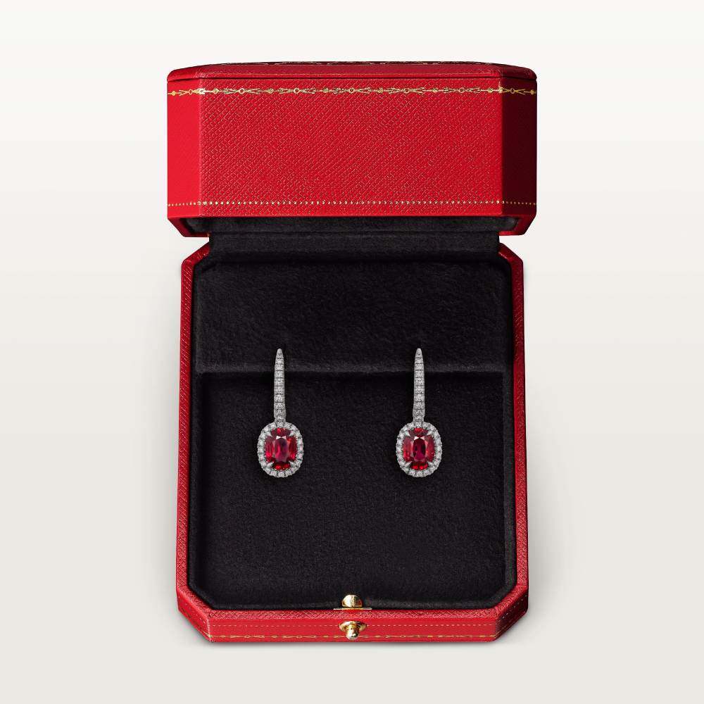 Cartier Destinée垂坠式耳环，镶嵌2颗椭圆形切割红宝石，铺镶钻石 18K白金