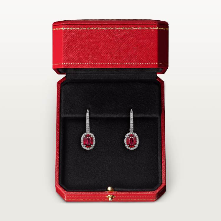Cartier Destinée垂坠式耳环，镶嵌2颗椭圆形切割红宝石，铺镶钻石 18K白金