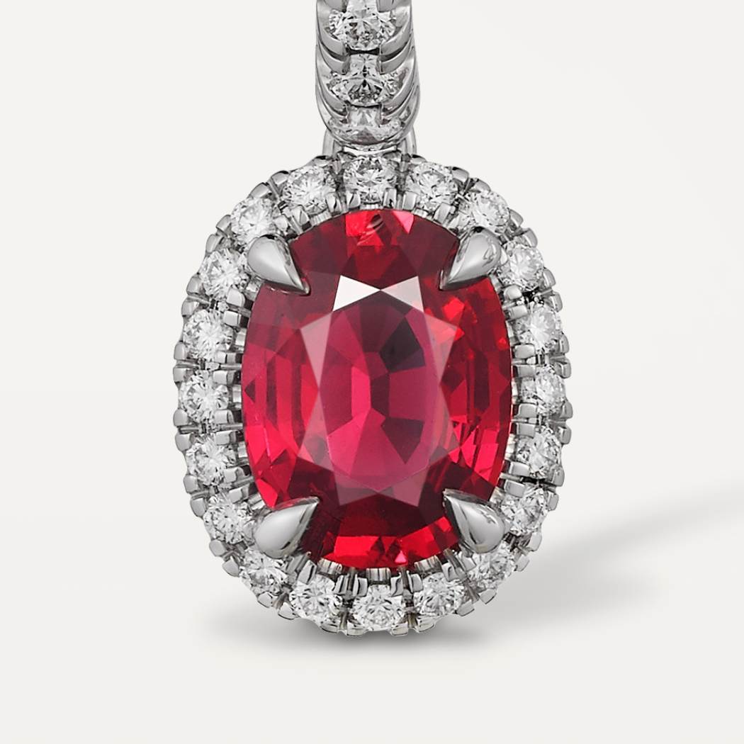 Cartier Destinée垂坠式耳环，镶嵌2颗椭圆形切割红宝石，铺镶钻石 18K白金