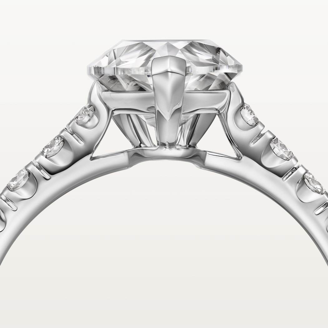 1895钻石戒指，镶嵌梨形切割钻石，铺镶钻石  铂金