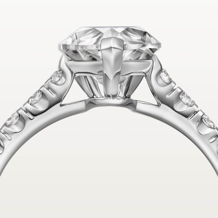 1895钻石戒指，镶嵌梨形切割钻石，铺镶钻石  铂金