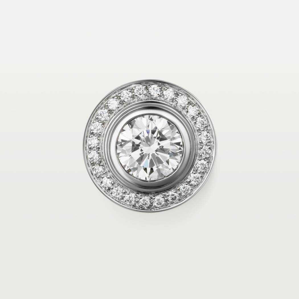 Cartier d'Amour耳钉，镶嵌2颗圆形明亮式切割钻石，铺镶钻石 18K白金