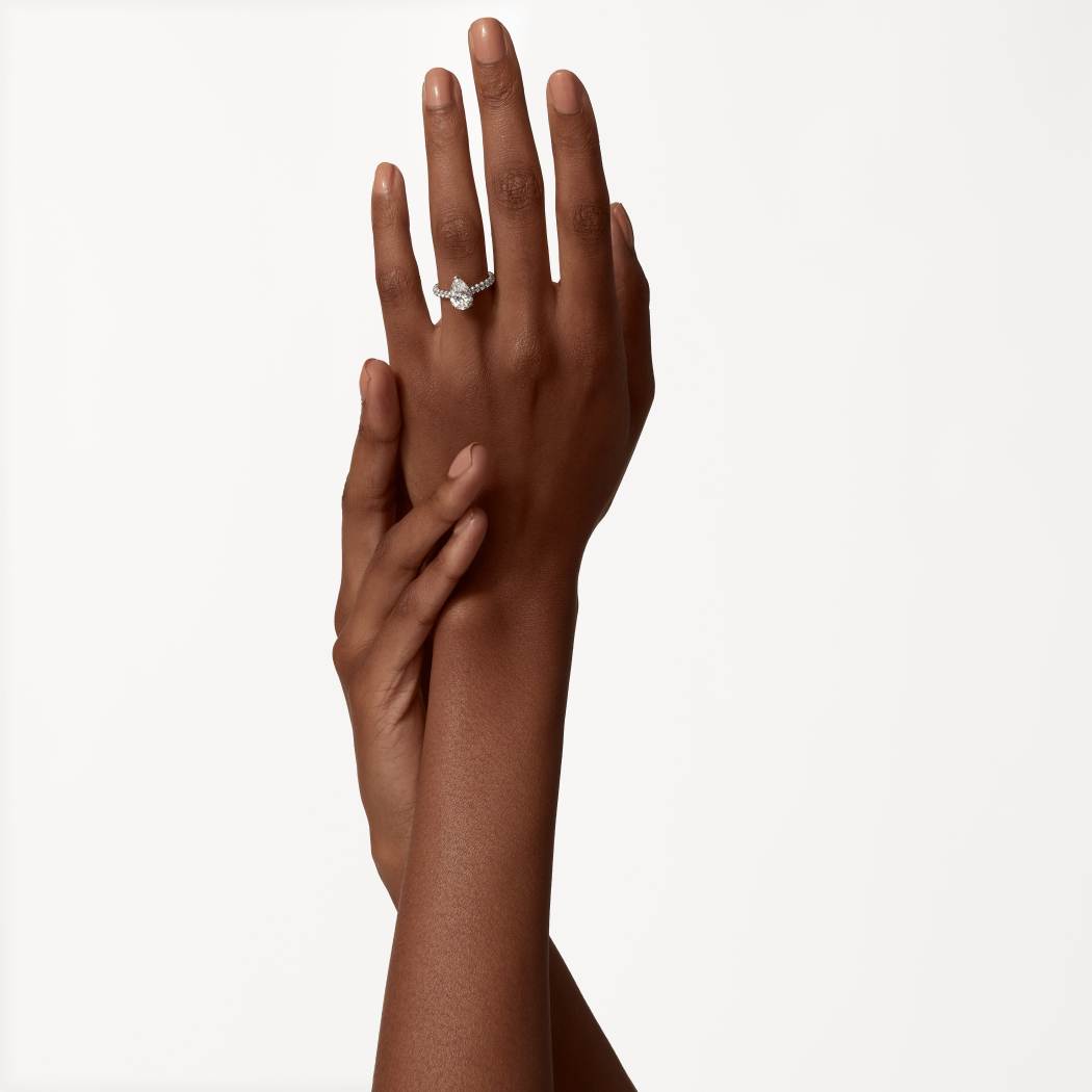 1895钻石戒指，镶嵌梨形切割钻石，铺镶钻石  铂金