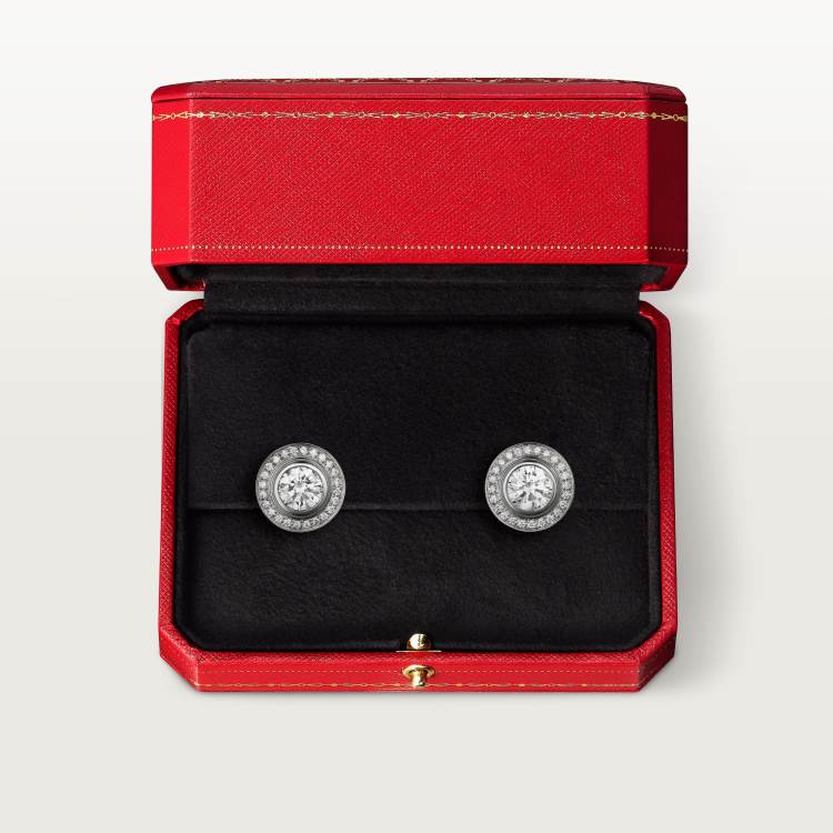 Cartier d'Amour耳钉，镶嵌2颗圆形明亮式切割钻石，铺镶钻石 18K白金