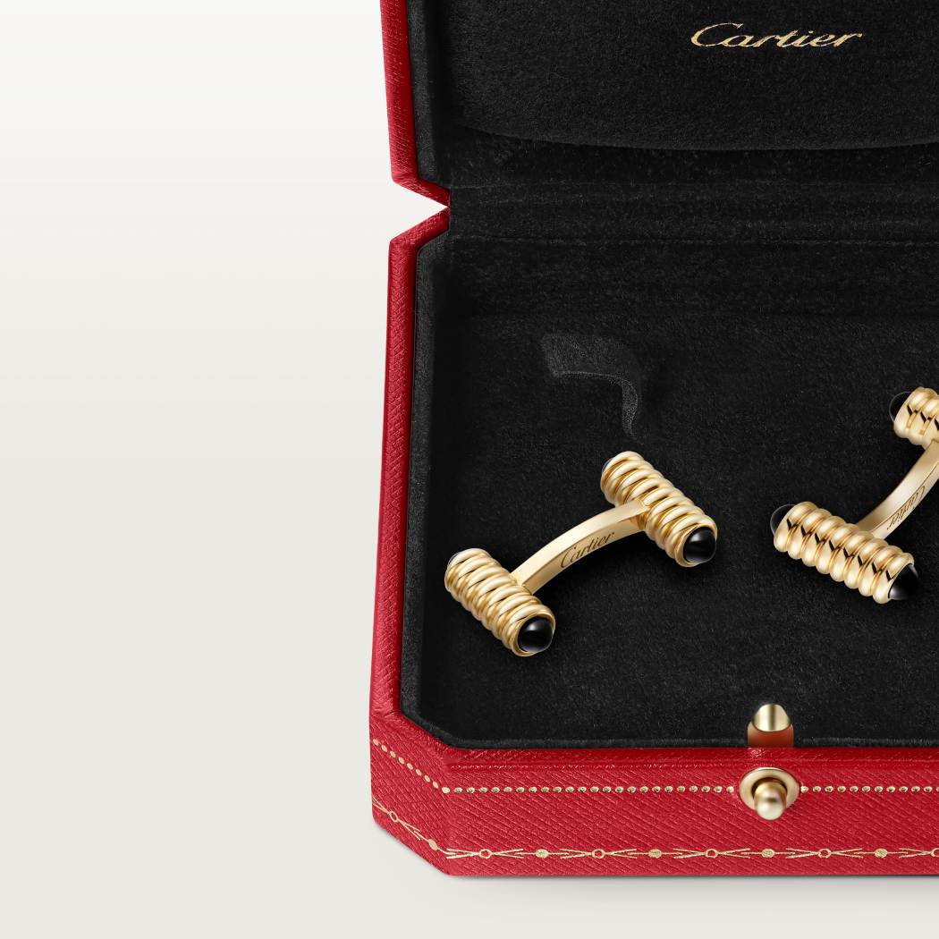 袖扣，呈弹簧造型