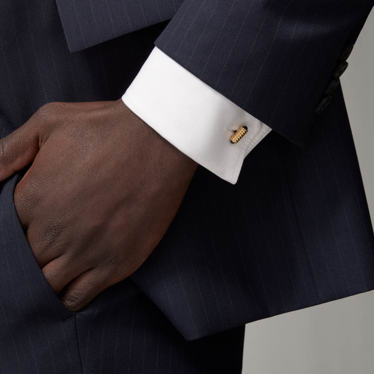 袖扣，呈弹簧造型