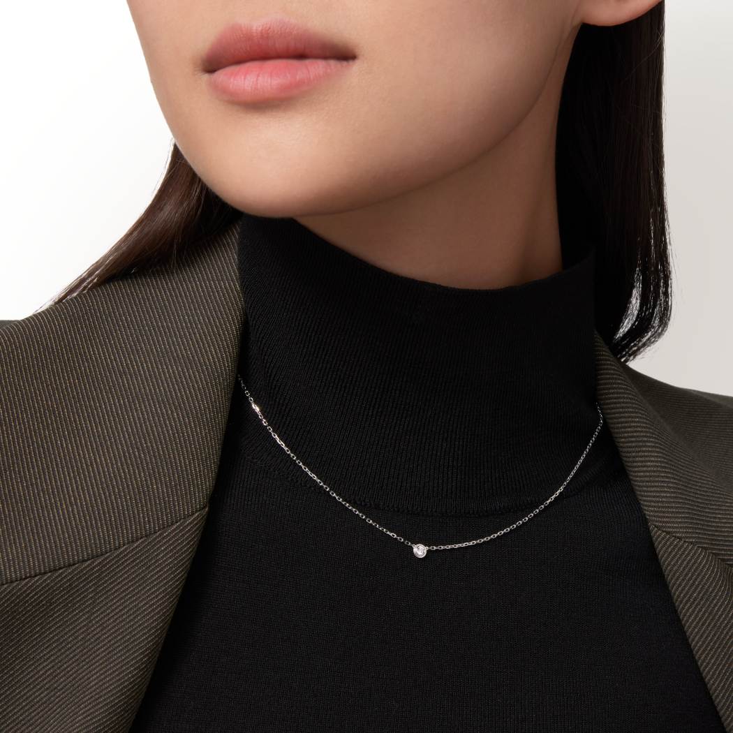 Cartier d'Amour吊坠项链，镶嵌圆形明亮式切割钻石，小号款 18K白金